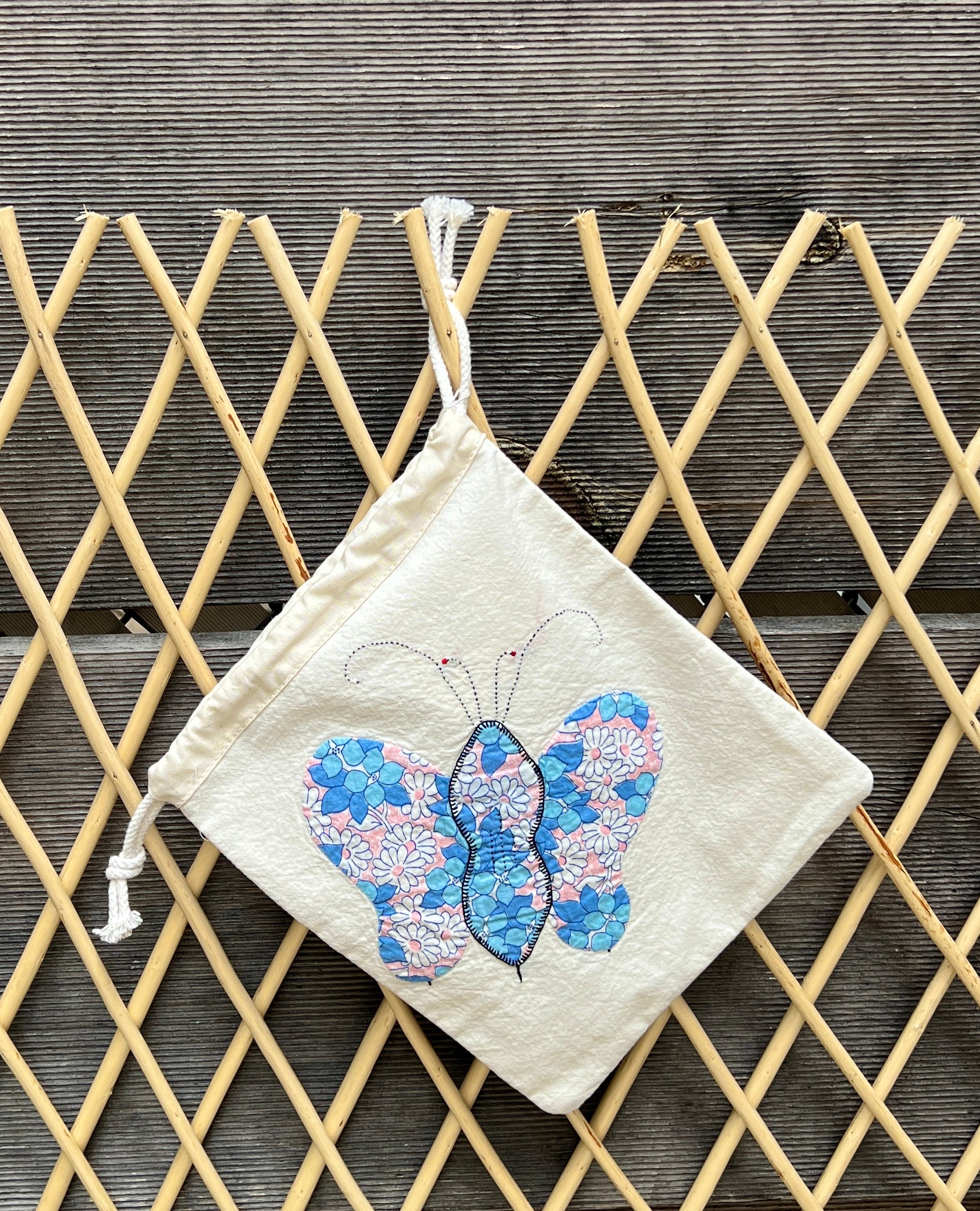 4 Antennae Butterfly Drawstring Bag (White Daisies & Green Stripes)