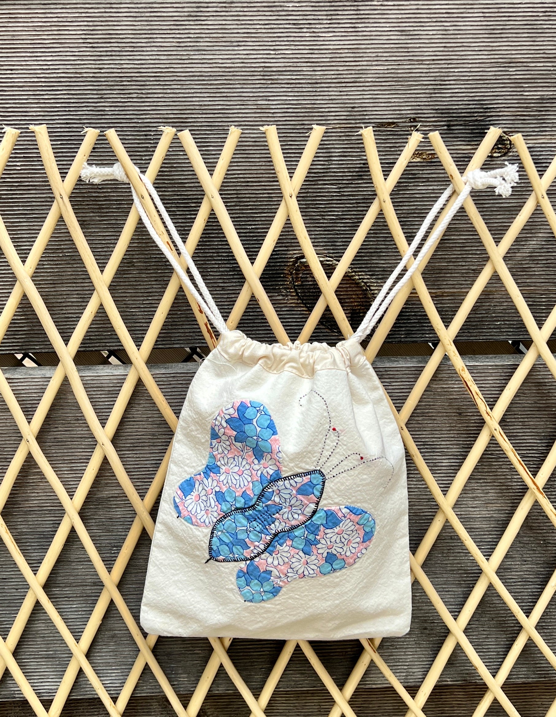4 Antennae Butterfly Drawstring Bag (White Daisies & Green Stripes)