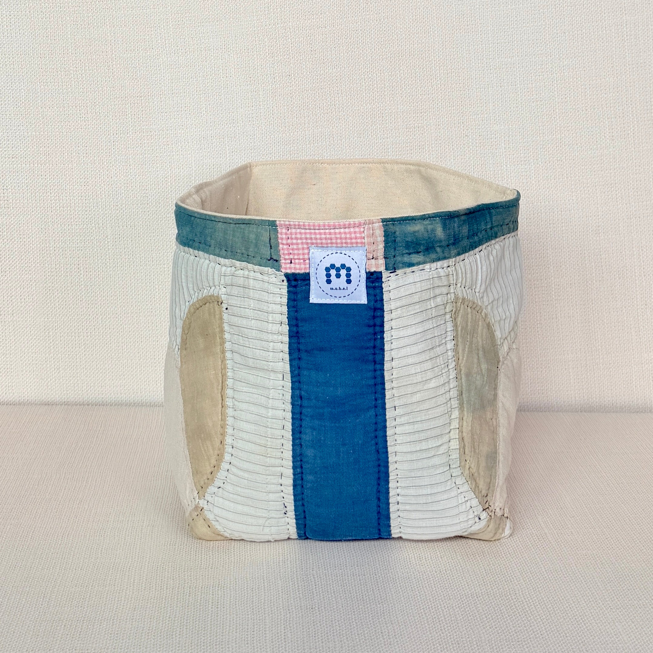 Quilt Bin (Tulips with Blue Sashing)