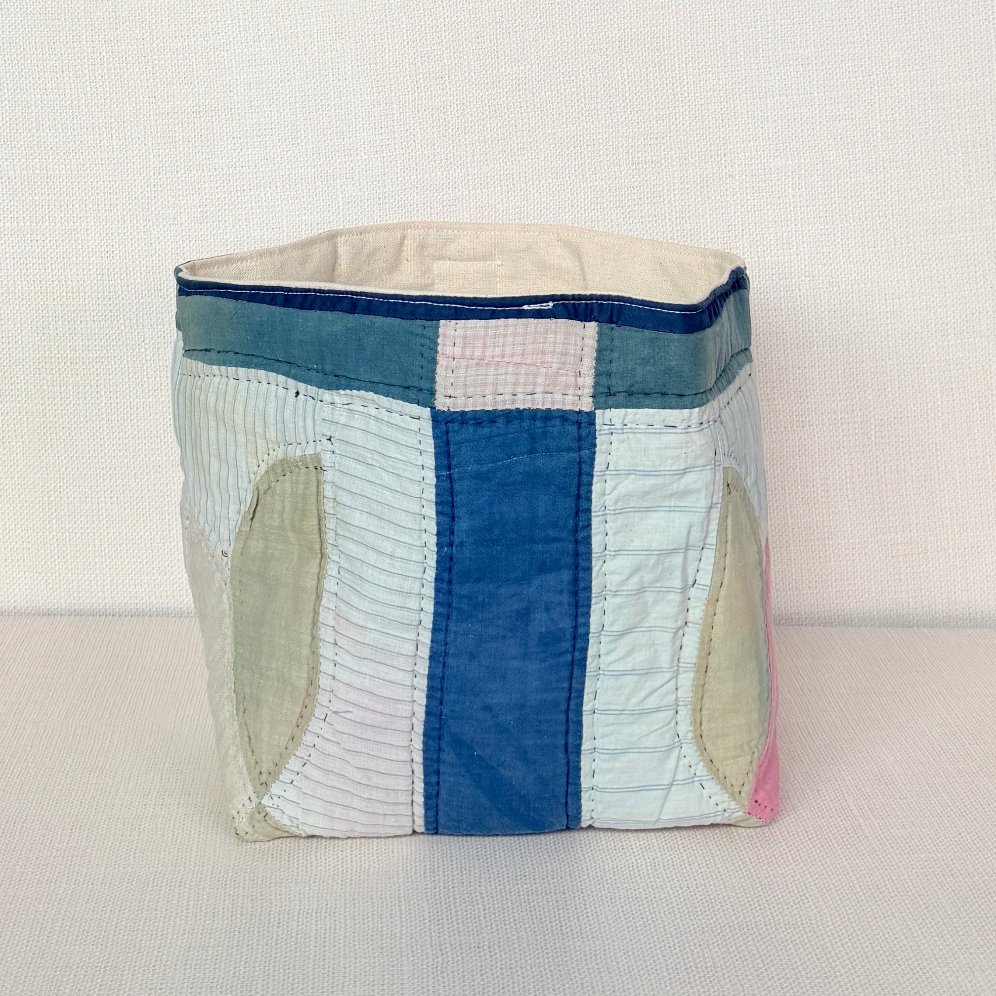 Quilt Bin (Tulips with Blue Sashing)