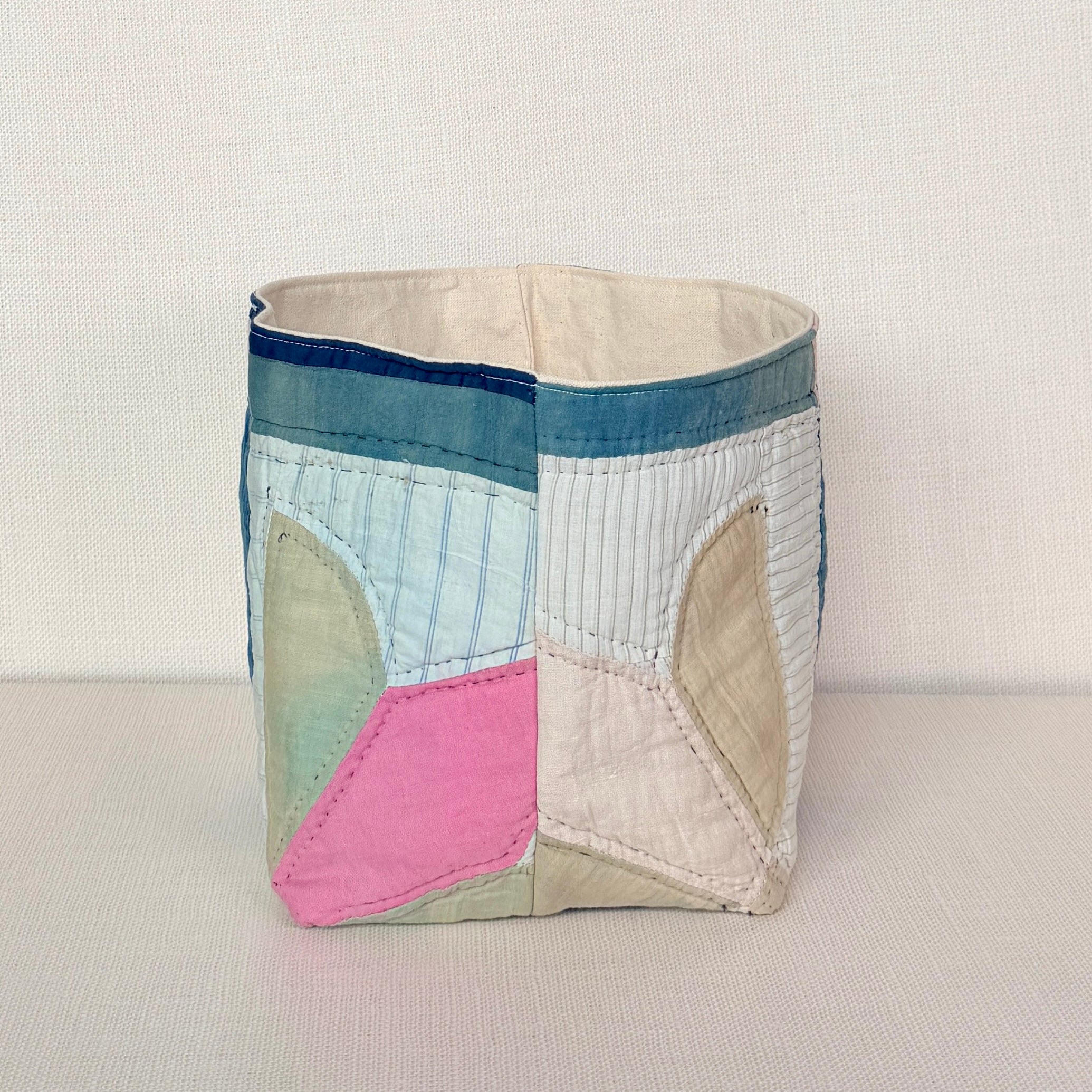 Quilt Bin (Tulips with Blue Sashing)