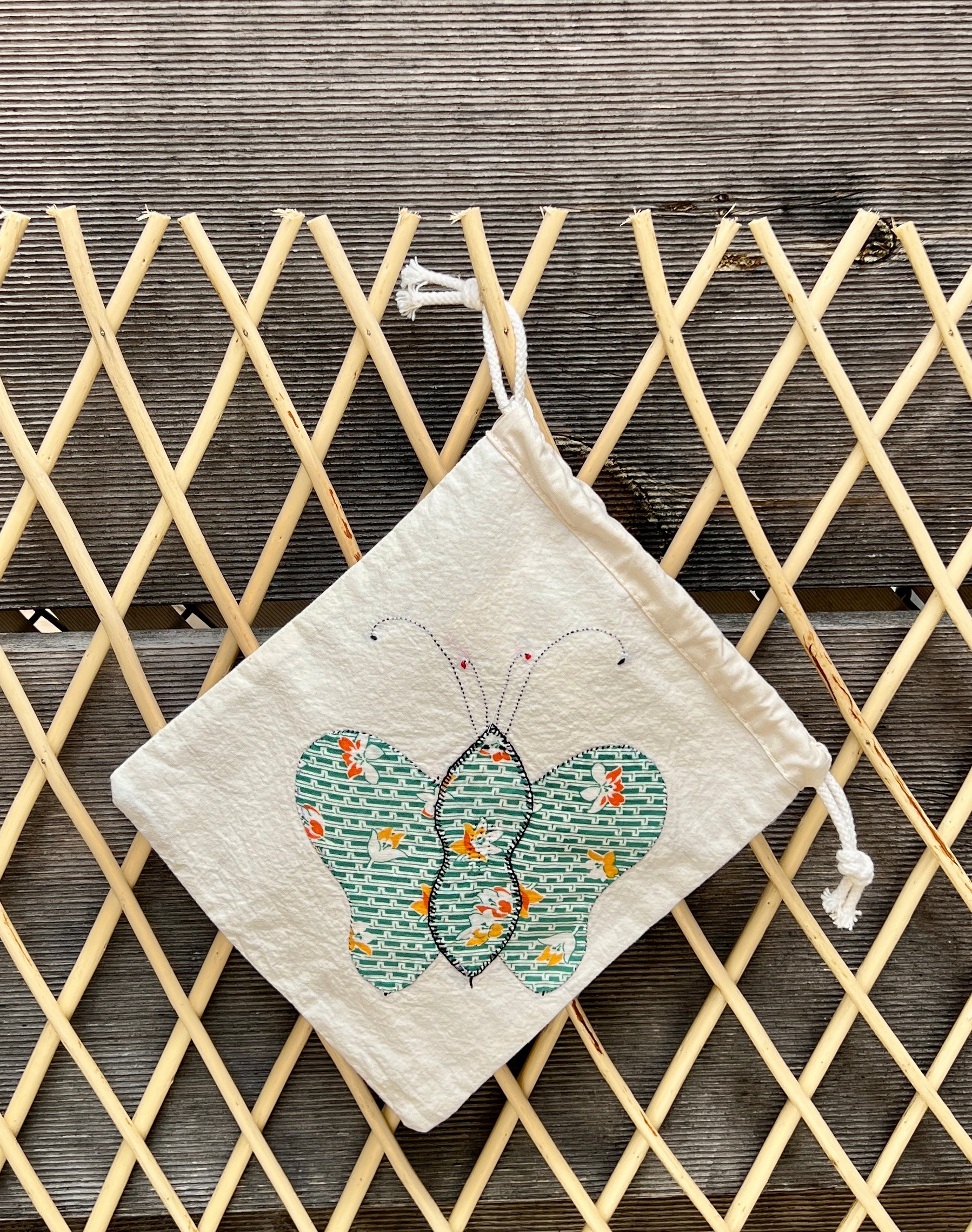 4 Antennae Butterfly Drawstring Bag (White Daisies & Green Stripes)