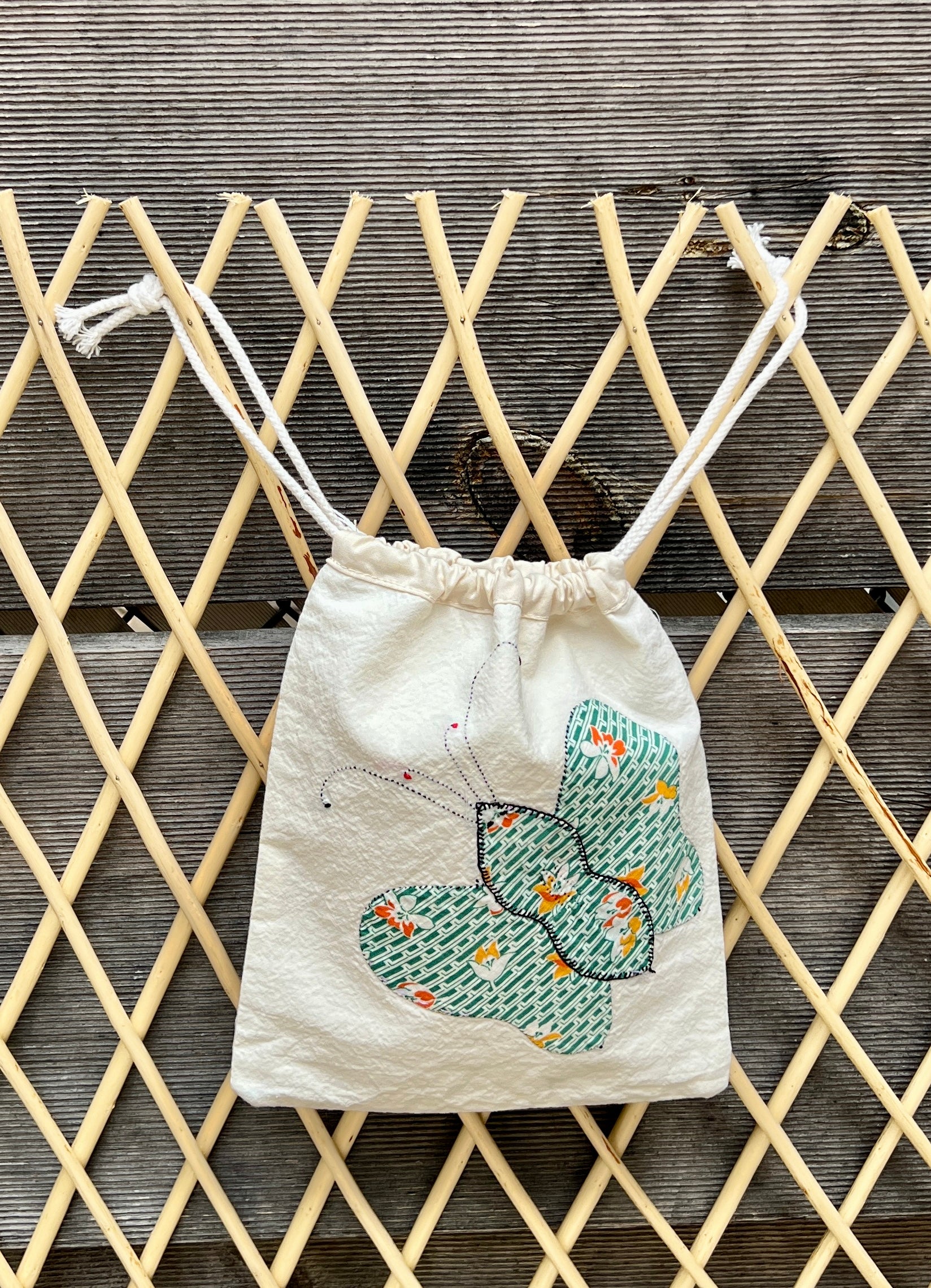 4 Antennae Butterfly Drawstring Bag (White Daisies & Green Stripes)
