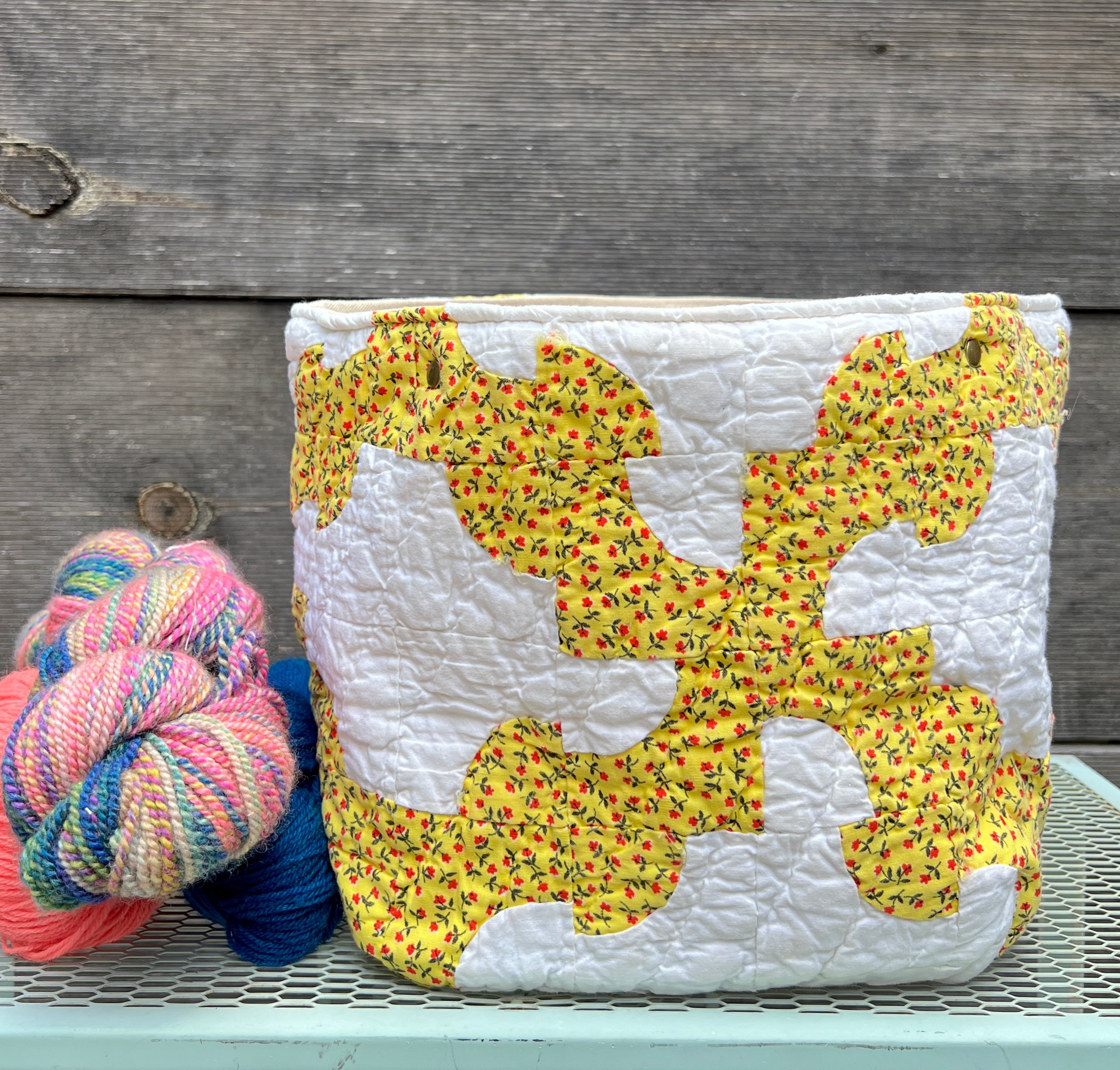 Quilt Bin (Mustard Drunkard's Path)
