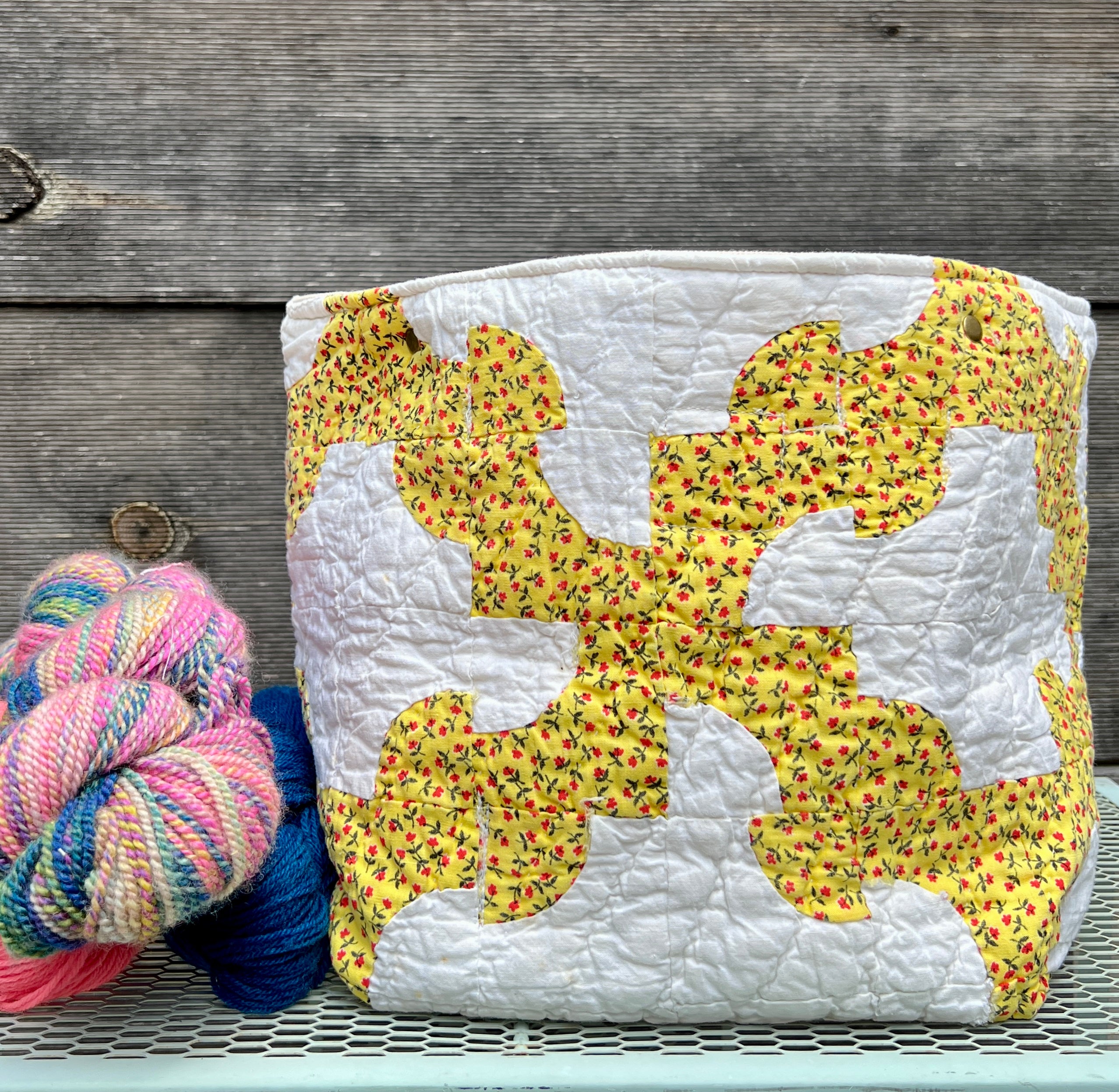 Quilt Bin (Mustard Drunkard's Path)