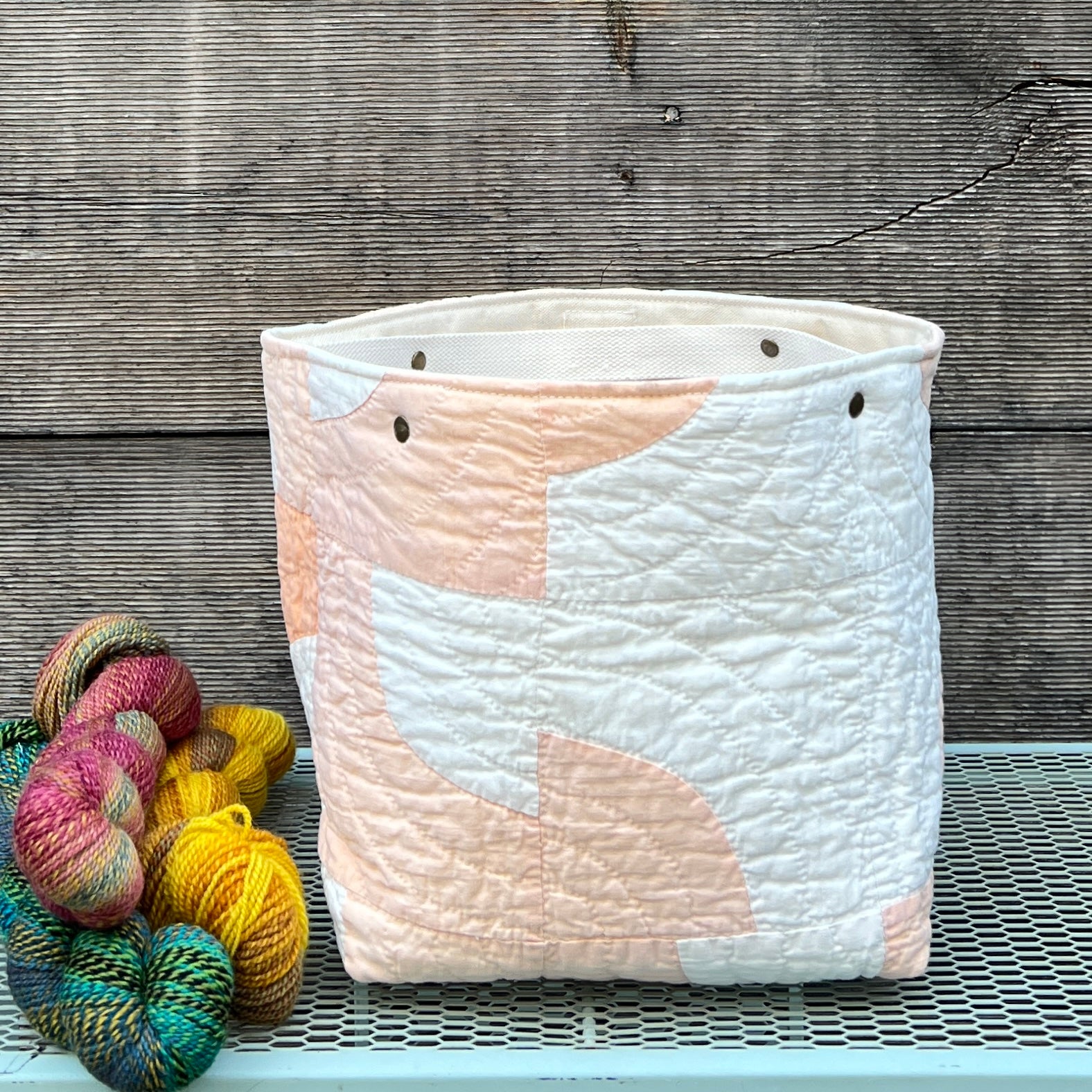 Quilt Bin (Peach Drunkard's Path)