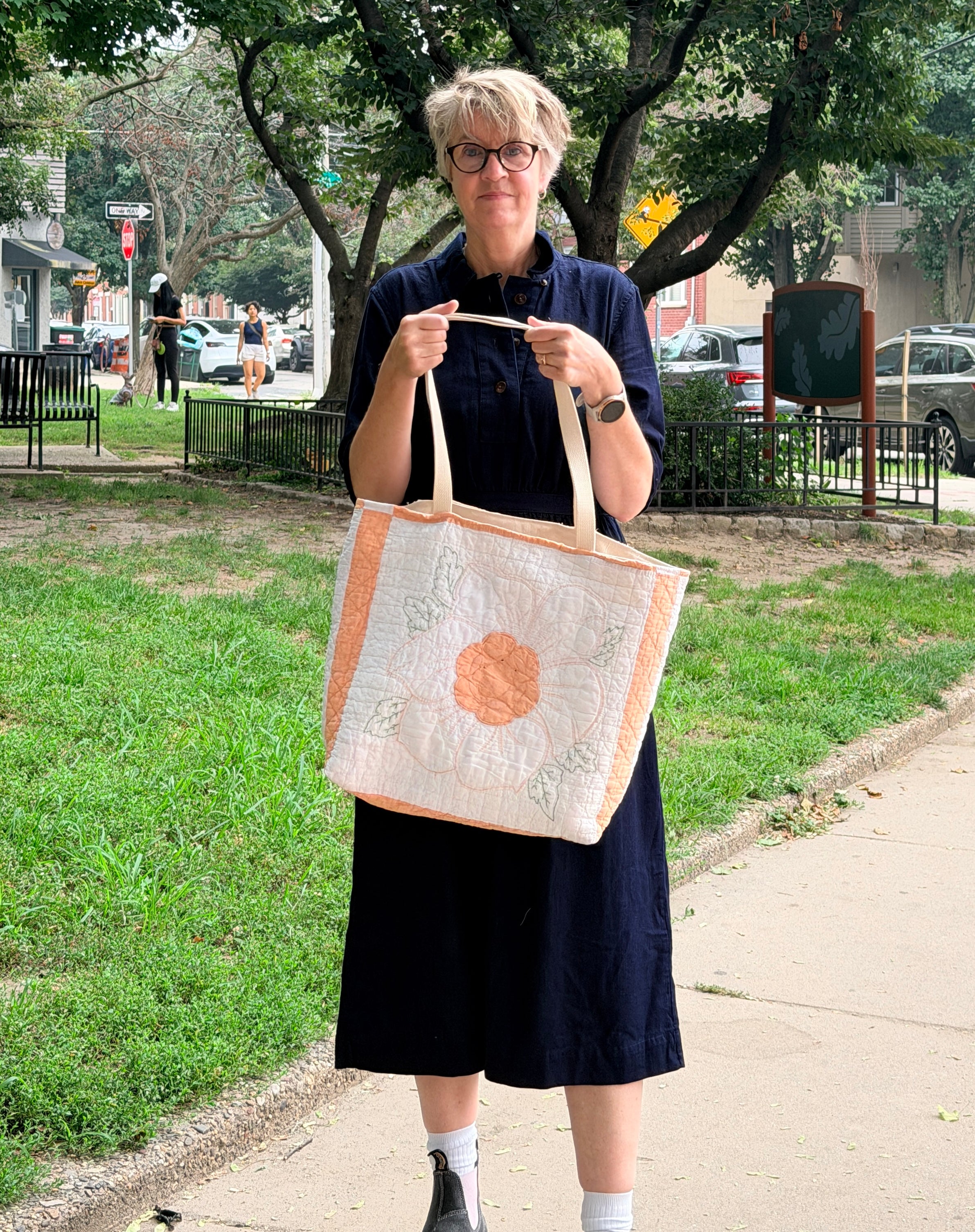 Kitchen Sink-Applique Dogwood